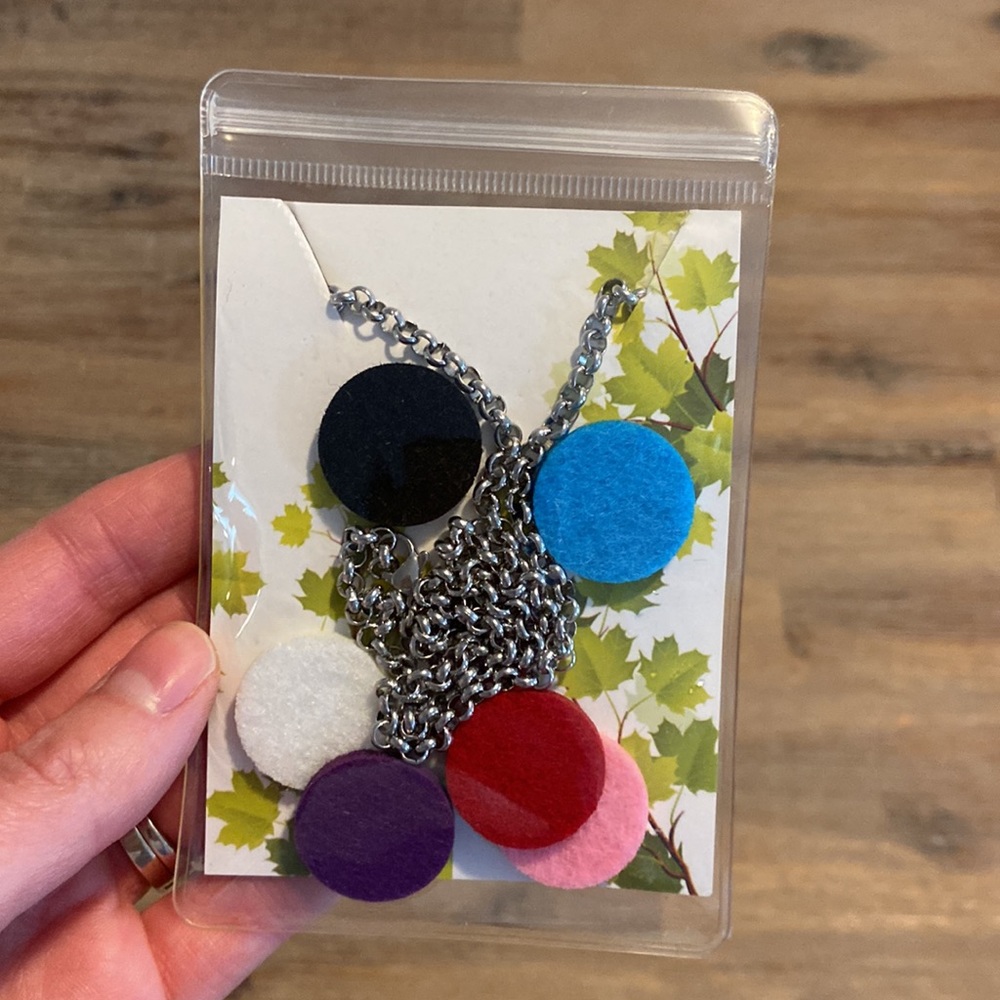 Essential oil diffuser necklace - Picture 2 of 3